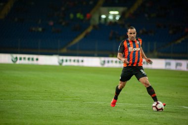 Kharkiv, Ukrayna - 11 Mayıs 2019: Shakhtar Donetsk 'in Ismaily Goncalves defans oyuncusu, Shakhtar Donetsk ile Oleksandria arasında oynanan Ukrayna Premier Ligi maçında topu sürüyor.