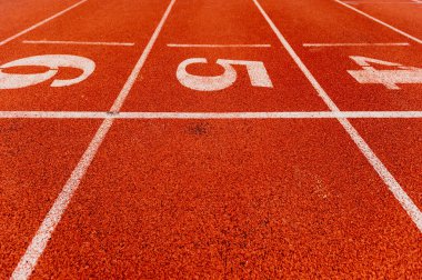 Stadyumda kırmızı koşu bandı. Spor konsepti