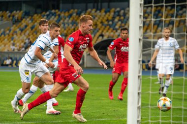 KYIV, UKRAINE - SEPTEMBER 15, 2020: AZ Alkmaar Dani de Wit, Vitaliy Mykolenko 'ya karşı UEFA Şampiyonlar Ligi 2020-Dinamo Kyiv maçında