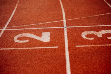 Stadyumda kırmızı koşu bandı. Spor konsepti