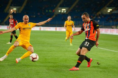 Kharkiv, Ukrayna - 11 Mayıs 2019: Shakhtar Donetsk 'in Ismaily Goncalves defans oyuncusu, Shakhtar Donetsk ile Oleksandria arasında oynanan Ukrayna Premier Ligi maçında topu sürüyor.
