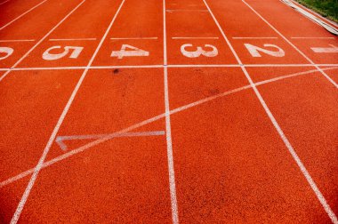 Stadyumda kırmızı koşu bandı. Spor konsepti