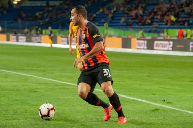 Kharkiv, Ukrayna - 11 Mayıs 2019: Shakhtar Donetsk 'in Ismaily Goncalves defans oyuncusu, Shakhtar Donetsk ile Oleksandria arasında oynanan Ukrayna Premier Ligi maçında topu sürüyor.