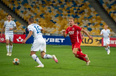 KYIV, UKRAINE - SEPTEMBER 15, 2020: AZ Alkmaar Dani de Wit, Vitaliy Mykolenko 'ya karşı UEFA Şampiyonlar Ligi 2020-Dinamo Kyiv maçında