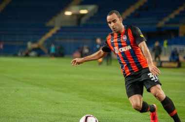 Kharkiv, Ukrayna - 11 Mayıs 2019: Shakhtar Donetsk 'in Ismaily Goncalves defans oyuncusu, Shakhtar Donetsk ile Oleksandria arasında oynanan Ukrayna Premier Ligi maçında topu sürüyor.