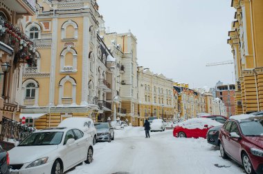 Kyiv, Ukrayna - 13 Aralık 2018: Vozdvyzhenka imülticated house 'un lüks mahallesi olan Podil' deki Kiev şehrinin eski çağdaş tarihi renkli sokak binaları