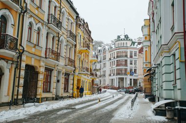 Kyiv, Ukrayna - 13 Aralık 2018: Vozdvyzhenka imülticated house 'un lüks mahallesi olan Podil' deki Kiev şehrinin eski çağdaş tarihi renkli sokak binaları