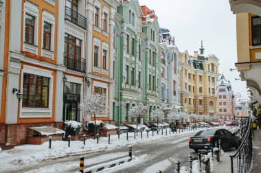 Kyiv, Ukrayna - 13 Aralık 2018: Vozdvyzhenka imülticated house 'un lüks mahallesi olan Podil' deki Kiev şehrinin eski çağdaş tarihi renkli sokak binaları