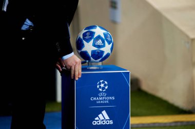 KHARKIV, UKRAINE - 19 Eylül 2018: Football adidas. Futbol karşılaşması UEFA Şampiyonlar Ligi 2018 FC Shakhtar - TSG Hoffenheim