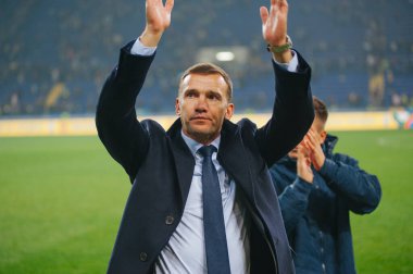 KHARKIV, UKRAINE - 16 Ekim 2018: yönetici ve oyuncu. UEFA Ligi 'nin maçından sonra Andriy Shevchenko ve Evhen Konoplyanka. Spor portresi.