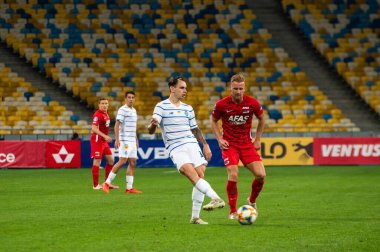 KYIV, UKRAINE - SEPTEMBER 15, 2020: AZ Alkmaar Dani de Wit, Mykola Shaparenko 'ya karşı UEFA Şampiyonlar Ligi 2020-Dinamo Kyiv maçında