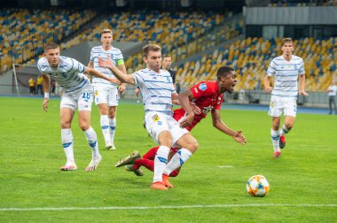 KYIV, UKRAINE - SEPTEMBER 15, 2020: UEFA Şampiyonlar Ligi 2020 karşılaşmasında Dinamo Kyiv Vitaliy Mykolenko ve Oleksandr Karavayev 'in oyuncuları AZ Alkmaa
