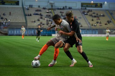 ZAPORIZHZHYA, UKRAINE - SEPTEMBER 20, 2020: Dodo ve Maksim Grechkin futbol karşılaşması sırasında Ukrayna Premiere Ligi Zorya Luhansk - FC Shakhtar Donetsk