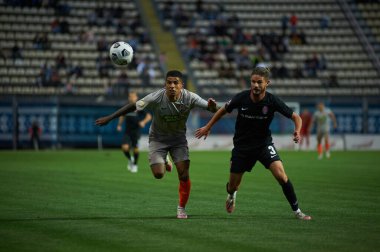 ZAPORIZHZHYA, UKRAINE - SEPTEMBER 20, 2020: Dodo ve Maksim Grechkin futbol karşılaşması sırasında Ukrayna Premiere Ligi Zorya Luhansk - FC Shakhtar Donetsk