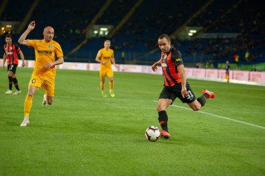 Kharkiv, Ukrayna - 11 Mayıs 2019: Shakhtar Donetsk 'in Ismaily Goncalves defans oyuncusu, Shakhtar Donetsk ile Oleksandria arasında oynanan Ukrayna Premier Ligi maçında topu sürüyor.