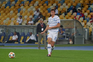 KYIV, UKRAINE - 15 Eylül 2020: UEFA Şampiyonlar Ligi maçı sırasında Dinamo Kyiv Ilya Zabarnyi 'nin oyuncusu AZ Alkmaar' a karşı