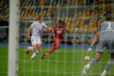 KYIV, UKRAINE - SEPTEMBER 15, 2020: Dinamo Kyiv llya Zabarnyi 'nin oyuncusu UEFA Şampiyonlar Ligi 2020 - AZ Alkmaar maçında Myron Boadu' ya karşı