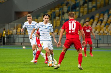 KYIV, UKRAINE - SEPTEMBER 15, 2020: AZ Alkmaar Dani de Wit, Mykola Shaparenko 'ya karşı UEFA Şampiyonlar Ligi 2020-Dinamo Kyiv maçında
