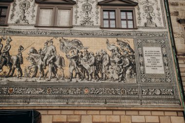 Dresden, Almanya - 13 Mart 2020: Frstenzug prens geçidi porselen fayanslardan yapıldı