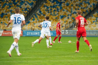 KYIV, UKRAINE - 15 Eylül 2020: UEFA Şampiyonlar Ligi maçında AZ Alkmaar Teun Koopmeiners 'in oyuncusu Dinamo Kyiv' e karşı