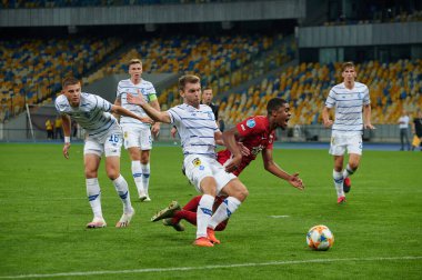 KYIV, UKRAINE - SEPTEMBER 15, 2020: Dinamo Kyiv Oleksandr Karavayev, Myron Boadu 'ya karşı UEFA Şampiyonlar Ligi 2020 - AZ Alkmaar maçı