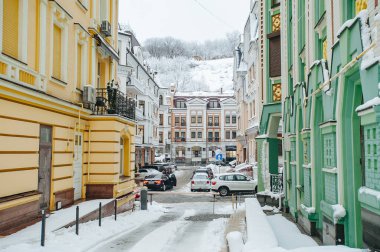 Kyiv, Ukrayna - 13 Aralık 2018: Vozdvyzhenka imülticated house 'un lüks mahallesi olan Podil' deki Kiev şehrinin eski çağdaş tarihi renkli sokak binaları
