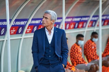 ZAPORIZHHHYA, UKRAINE - SEPTEMBER 20, 2020: Luis Manuel Ribeiro de Castro, FC Shakhtar Donetsk 'in teknik direktörü ve Viktor Skrypnyk, Ukrayna Premiere Ligi futbol karşılaşmasında FC teknik direktörü Zorya Luhansk