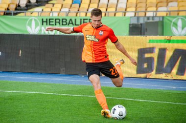KYIV, UKRAINE - 21 AUGust 2020: Nikolai Matvienko UPL Shakhtar - Kolos Olimpiyat Milli Futbol Takımı 'nda futbol maçı sırasında futbol oyuncusu. 