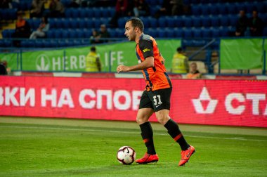 Kharkiv, Ukrayna - 11 Mayıs 2019: Shakhtar Donetsk 'in Ismaily Goncalves defans oyuncusu, Shakhtar Donetsk ile Oleksandria arasında oynanan Ukrayna Premier Ligi maçında topu sürüyor.