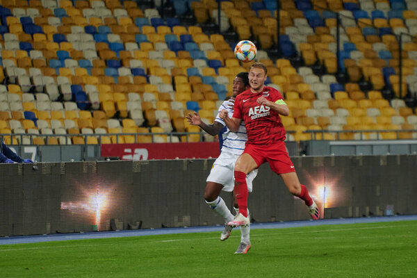 КИЕВ, УКРАИНА - 15 СЕНТЯБРЯ 2020: Игрок "Динамо" Киев Герсон Родригес во время матча Лига чемпионов УЕФА 2020 - АЗ Алкмар