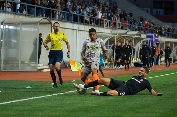 ZAPORIZHZHYA, UKRAINE - SEPTEMBER 20, 2020: Dodo ve Maksim Grechkin futbol karşılaşması sırasında Ukrayna Premiere Ligi Zorya Luhansk - FC Shakhtar Donetsk