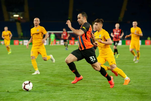 Kharkiv, Ukrayna - 11 Mayıs 2019: Shakhtar Donetsk 'in Ismaily Goncalves defans oyuncusu, Shakhtar Donetsk ile Oleksandria arasında oynanan Ukrayna Premier Ligi maçında topu sürüyor.
