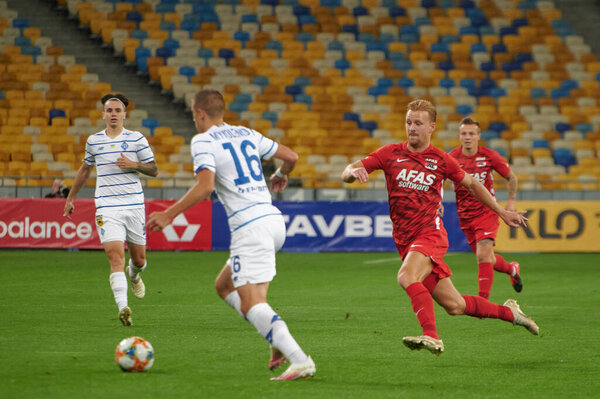 КИЕВ, Украина - 15 СЕНТЯБРЯ 2020: Игрок АЗ Алкмар Дани де Вит - Виталий Николаенко во время матча Лиги чемпионов УЕФА-2020 против "Динамо" Киев