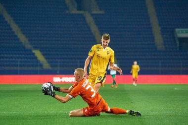KHARKIV, UKRAINE - 5 Ekim 2020: kaleci Mahankov. PFL Metallist-1925 Futbol Maçı - Polissya