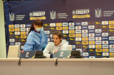 Lviv, Ukrayna - 03 Eylül 2020: Yann Sommer ve hemşire dezenfektanı UEFA Ligi 'nin İsviçre' ye karşı oynadığı futbol maçı sonrasında düzenlediği basın toplantısında