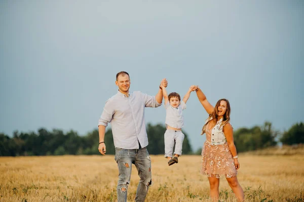Begreppet Lycklig Familj Son Med Mamma Och Pappa Lycklig Familj — Stockfoto