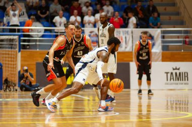 KHARKIV, UKRAINE - 9 Ekim 2020: Ukrayna Basketbol Süper Ligi maçı. Kharkivski Sokoly - Çerkaski Mavpy