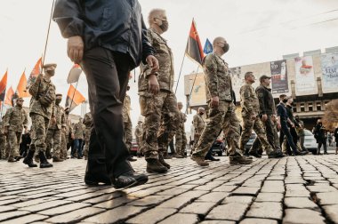 KHARKIV, UKRAINE - 14 Ekim 2020: Milliyetçi örgütler, Ukrayna-Ukrayna savaşı gazileri, Kharkiv 'de yürüyüş sırasında Doğu Ukrayna' ya karşı savaşta yaralanan askerlerin gönüllü ve akrabaları