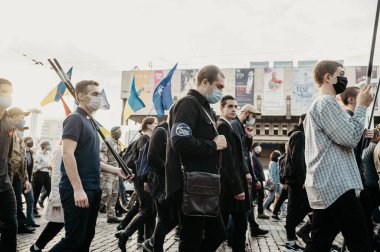 KHARKIV, UKRAINE - 14 Ekim 2020: Milliyetçi örgütler, Ukrayna-Ukrayna savaşı gazileri, Kharkiv 'de yürüyüş sırasında Doğu Ukrayna' ya karşı savaşta yaralanan askerlerin gönüllü ve akrabaları