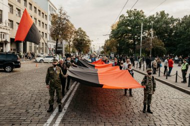 KHARKIV, UKRAINE - 14 Ekim 2020: Milliyetçi örgütler, Ukrayna-Ukrayna savaşı gazileri, Kharkiv 'de yürüyüş sırasında Doğu Ukrayna' ya karşı savaşta yaralanan askerlerin gönüllü ve akrabaları