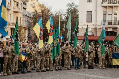 KHARKIV, UKRAINE - 14 Ekim 2020: Milliyetçi örgütler, Ukrayna-Ukrayna savaşı gazileri, Kharkiv 'de yürüyüş sırasında Doğu Ukrayna' ya karşı savaşta yaralanan askerlerin gönüllü ve akrabaları