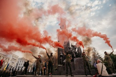 KHARKIV, UKRAINE - 14 Ekim 2020: Milliyetçi örgütler, Ukrayna-Ukrayna savaşı gazileri, Kharkiv 'de yürüyüş sırasında Doğu Ukrayna' ya karşı savaşta yaralanan askerlerin gönüllü ve akrabaları