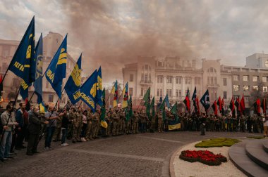 KHARKIV, UKRAINE - 14 Ekim 2020: Milliyetçi örgütler, Ukrayna-Ukrayna savaşı gazileri, Kharkiv 'de yürüyüş sırasında Doğu Ukrayna' ya karşı savaşta yaralanan askerlerin gönüllü ve akrabaları