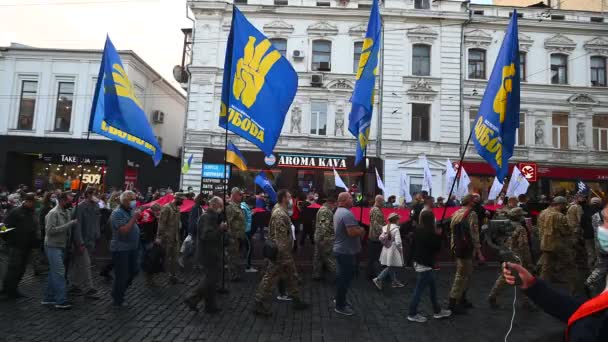 Kharkiv Ukraine 2020年10月14日 ハリコフで行進中に東ウクライナで戦争で負傷した民族主義組織のメンバー ロシア ウクライナ戦争のウクライナ退役軍人 兵士のボランティアや親戚 — ストック動画