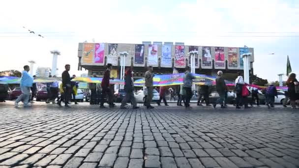 Kharkiv Ukraine 2020年10月14日 ハリコフで行進中に東ウクライナで戦争で負傷した民族主義組織のメンバー ロシア ウクライナ戦争のウクライナ退役軍人 兵士のボランティアや親戚 — ストック動画