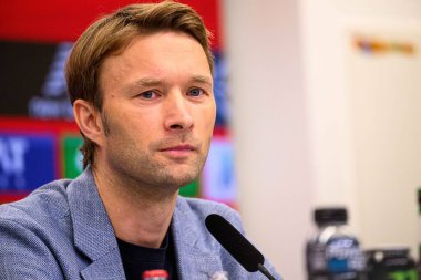 LEVERKUSEN, GERMANY - 10 Eylül 2025: Simon Rolfes - Bayarena 'da basın toplantısı.