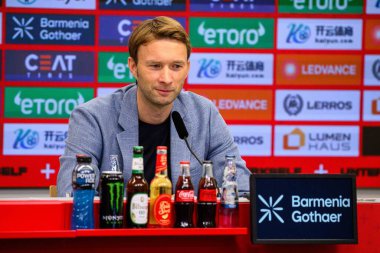 LEVERKUSEN, GERMANY - 10 Eylül 2025: Simon Rolfes - Bayarena 'da basın toplantısı.