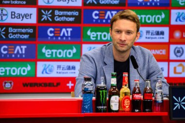 LEVERKUSEN, GERMANY - 10 Eylül 2025: Simon Rolfes - Bayarena 'da basın toplantısı.