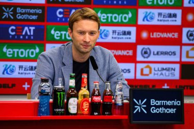 LEVERKUSEN, GERMANY - 10 Eylül 2025: Simon Rolfes - Bayarena 'da basın toplantısı.