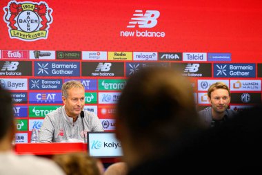 LEVERKUSEN, GERMANY - 10 Eylül 2025: Kasper Hjulmand, Simon Rolfes - Bayarena 'da basın toplantısı.